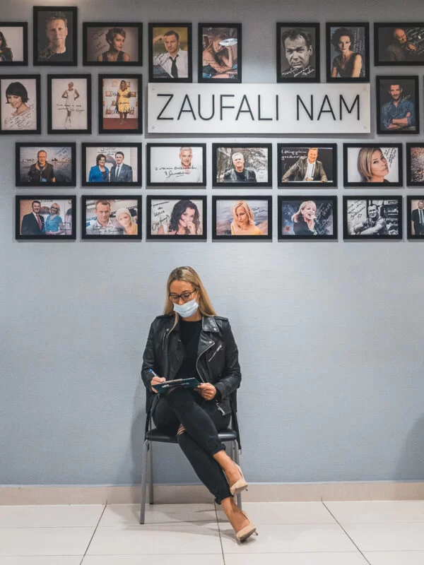 Ola w skórzanej kurtce na wizycie w klinice okulistycznej Optegra