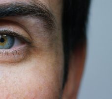 Co to jest retinopatia surowicza i jak ją leczyć?