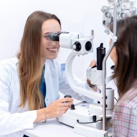 Wylew w oku – czy może być groźny? Przyczyny, objawy, leczenie