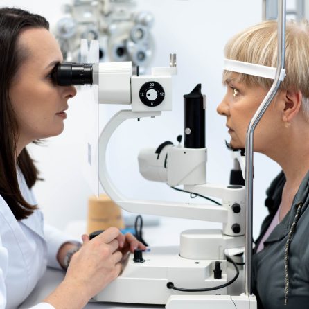 Zaćma oka – jakie są pierwsze objawy zaćmy? Jak rozpoznać kataraktę?