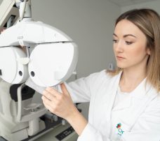 O czym świadczą mroczki przed oczami? Przyczyny, objawy i sposoby leczenia