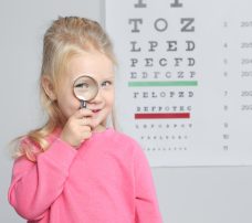 Nadwzroczność u dziecka — jak rozpoznać? Co robić?