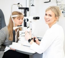 Pan Hilary na pewno by skorzystał. Laserowa korekcja wzroku daje upragnioną niezależność – Focus o Zdrowiu