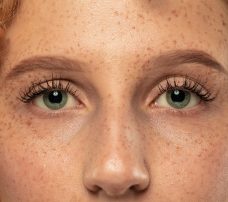 Jakie są przyczyny różnowzroczności i kiedy się pojawia ta wada?