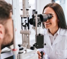 Ile trwa laserowa korekcja wzroku? Jak przebiega rekonwalescencja?