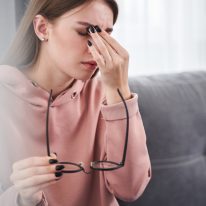 Pieczenie, piasek pod powiekami i zaczerwienienie, czyli najczęstsze objawy suchego oka