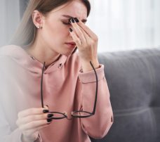 Pieczenie, piasek pod powiekami i zaczerwienienie, czyli najczęstsze objawy suchego oka