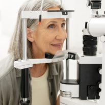 Objawy zaćmy u seniora. Przewodnik po sygnałach ostrzegawczych i wczesnej diagnostyce