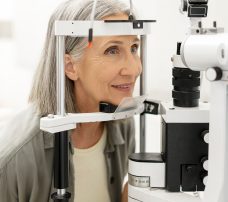 Objawy zaćmy u seniora. Przewodnik po sygnałach ostrzegawczych i wczesnej diagnostyce
